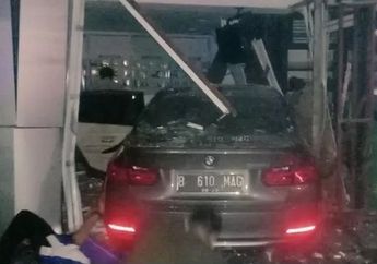 Bahaya Narkoba Saat Berkendara, Sedan BMW Hilang Kendali Tabrak Apotik Senopati