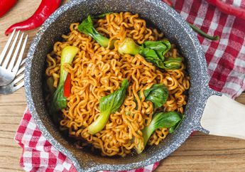 Cara Sehat Makan Mi Instan, Benarkah Dicampur dengan Sayuran Bisa Membuat Kandungan MSG-nya Hilang?