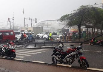 Ojol Kendarai Skutik Honda BeAT Ketiban Papan Reklame Saat di Traffic Light, Dapat Asuransi Nggak Ya?