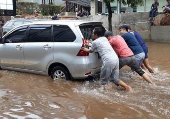 Tidur Pulas Sehabis Cari Nafkah di Malam Pergantian Tahun, Tiba-tiba Sopir Taksi Ini Terbangun Gara-gara Air Sudah Banjir di Dalam Kabin Mobil. Wajahnya Seperti Tak Berdaya
