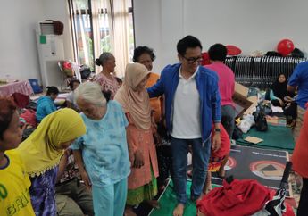 Kunjungi Korban Banjir Jakarta Sembari Berikan Bantuan, Tiba-tiba Komedian Kondang Ini Tertangkap Kamera Lagi Kena Semprot Warga: 'Mas Eko, Di Sini Jangan Ngelawak Ya!'