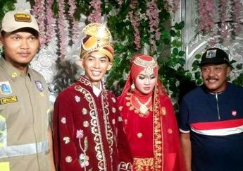 Pasangan Ini Tetap Langsungkan Pernikahan Meski dalam Kondisi Banjir, Penghulu Harus Naik Perahu Hingga Digendong