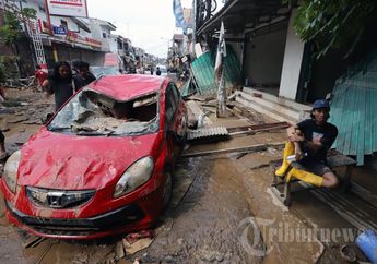 Banjir Mulai Surut, Miris Lihat Foto Bangkai Mobil di Jalanan Pondok Gede Permai
