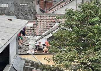 Cerita Korban Banjir, Widyarsi: 8 Jam Terjebak Bersama Anaknya dalam Kegelapan dan 'Ditemani' Seekor Ular Kobra yang Melata di Aliran Banjir Bak Sungai yang Deras
