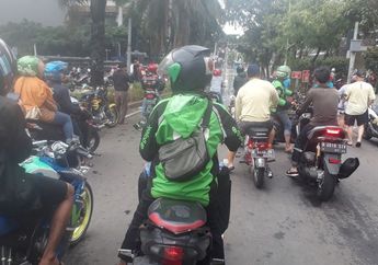 Banjir Bandang Melanda Sejumlah Wilayah Jakarta, Driver Ojol Pilih Matikan Aplikasi : Saya Gak Mau Ambil Risiko Karena Banyak Jalan Banjir!