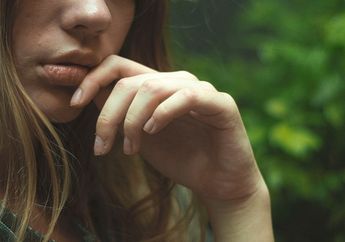 Arti Kedutan di Bibir Bawah Menurut Primbon Jawa, Pertanda Baik atau Buruk?