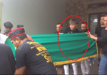 Rizky Febian dan Sule Ikut Angkat Keranda Hingga Turunkan Jenazah ke Liang Lahat, Suami Baru Lina Malah Enggak Kelihatan Batang Hidungnya. Kemana Gerangan?