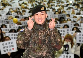 Foto-foto Sunggyu 'INIFINITE' Keluar Wamil, Disambut Fans dan Mini Fanmeeting!