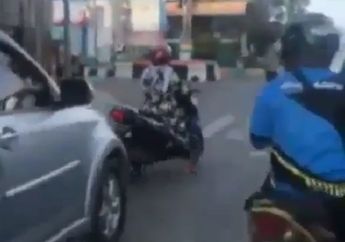 Diklakson Mobil Belakangnya Emak-Emak Santuy Nunggu Lampu Merah di Jalur Kiri, Siapa yang Salah?