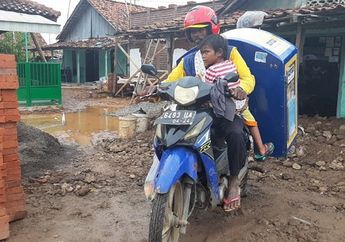 Bak Telan Pil Pahit, Seorang Pria Harus Membawa Sang Buah Hati Berjualan Roti Setiap Hari Setelah Sang Istri Telah Tiada