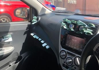 Viral! Pemuda Ini Kaget karena Temannya yang Nebeng Selipkan Uang Jutaan Rupiah di Berbagai Bagian dalam Mobil, Untuk Apa Ya?