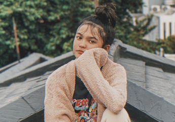 Tetap Kece di Musim Hujan dengan Tiru 4 OOTD Cut Keysha, Adik Beby Tsabina!