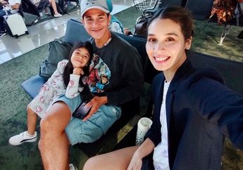 Pamer Senyum Saat Pose Bersama Istri dan sang Putri di Makam Kedua Orang Tuanya, Vino G Bastian: Walaupun Arah Pandang Matanya Beda-beda, Tapi Hatinya Selalu Sama