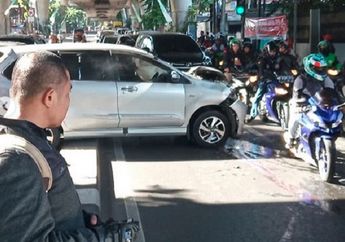 Supir Sedan Toyota Altis Meleng Picu Tabrakan Beruntun, Korban Bisa Klaim Asuransi?