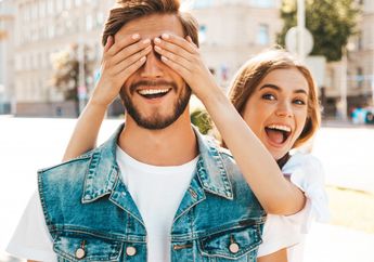 5 Zodiak Ini Biasanya Paling Suka Kejutan, Yuk Cari Tahu Apakah Gebetanmu Salah Satu Diantara Mereka!
