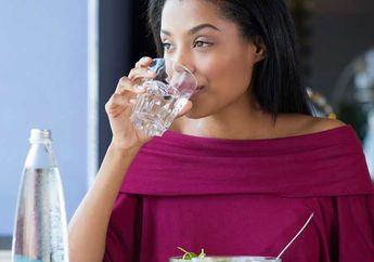 Menurut Pakar Kebiasaan Minum Air Putih Setelah Makan Ternyata Tidak Baik Bagi Kesehatan, Begini Penjelasannya!