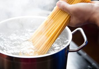 Mengejutkan! Air Rebusan Pasta Ternyata Punya 5 Manfaat Enggak Terduga Ini. Jangan Dibuang!