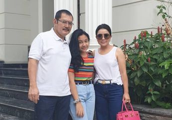 6 Gaya Simpel & Trendi Pakai Sneakers Putih Ala Anak Mayangsari, Khirani Trihatmodjo!