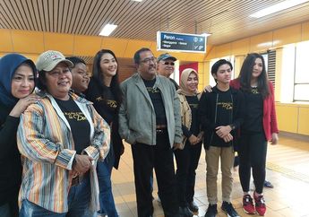 Jelang Akhir Kisah Cinta Si Doel, Rano Karno dan Pemain Film Si Doel Sapa Penumpang Kereta Commuter Indonesia