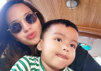 Foto Bareng dengan Buah Hati, Betis Nia Ramadhani ini Malah Buat Salfok Warganet, 'Ada Bekas Korengan Tuh'