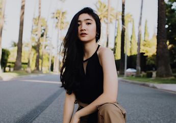 Yuk, Tiru 5 Cara Febby Rastanty Padu Padan Two Tone Jeans. Keren Abis!