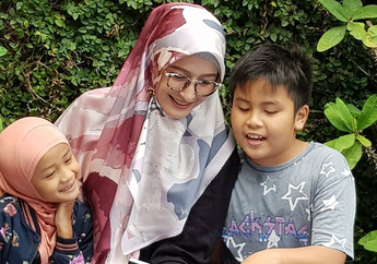 7 Potret Manis Ineke Koesherawati & 2 Anaknya. Akrab Banget!