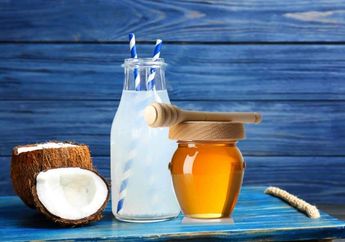 7 Khasiat Tak Terduga Kalau Kita Rutin Minum Campuran Air Kelapa dan Madu. Bikin Awet Muda!