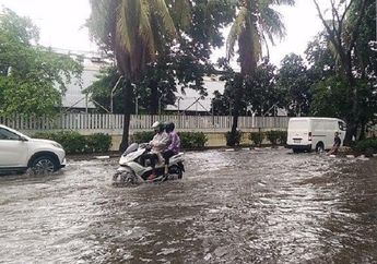 Jelang Perayaan Imlek Jakarta Banjir, Begini Cara Mobil Matik Kalau Terpaksa Terjang Genangan Air