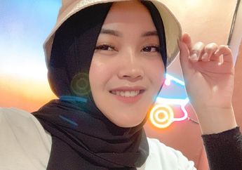 Tampil Manis Pakai 4 Model Topi Ala Anak Sule, Putri Delina!