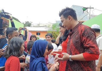 Sukses Jadi Artis Ibukota, Delon Thamrin Bagikan Angpau pada Warga Sekitar Tempat Tinggal Masa Kecilnya