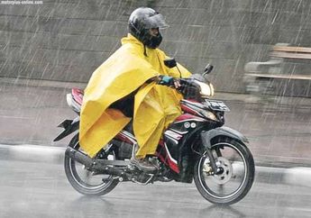 Hindari Kecelakaan dengan Sederetan Tips untuk Riding Aman Pada Musim Hujan Ini, Ladies!