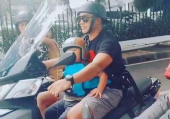 Naik Motor Matic Sambil Bonceng Anak, Jangan di Depan Yah Bestie