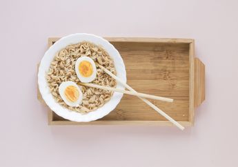 Masih Suka Makan Mi Instan Dicampur Nasi? Siap-siap Hadapi Dampak Buruk Kesehatan ini!