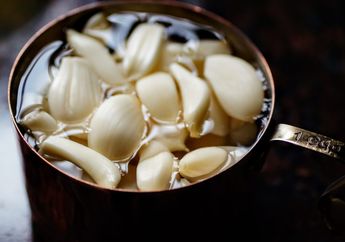 Wajib Tahu! 7 Khasiat Minum Segelas Air Hangat & Bawang Putih Tiap Pagi
