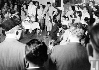 Raja dan Ratu Palsu Tak Hanya ada di Zaman Sekarang, Presiden Soekarno Saja Pernah Tertipu Wanita PSK yang Mengaku Sebagai Ratu Sampai Disambut di Istana Negara