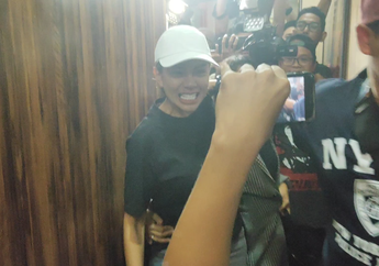 Nikita Mirzani Cakar Wartawan Saat Dijemput Paksa Polisi Atas Kasus Penganiayaan Dipo Latief