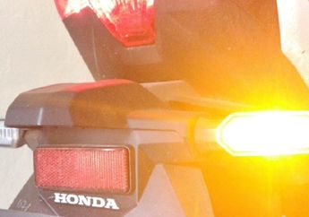 Bikin Bingung Pengendara Lain, Ladies yang Naik Motor Kalau Habis Belok Jangan Lupakan Hal Ini