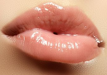 3 Lip Gloss Drugstore Terjangkau Buat Bikin Tampilan Bibir Berkilau Alami. Lagi Tren!