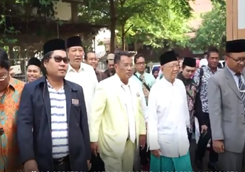 Tak Segan Turut Angkat Keranda Gus Sholah Menuju Peristirahatan Terakhir di Usia 77 Tahun, Hotman Paris Beberkan Sikap Para Kyai Senior yang Menerimanya dengan Ramah