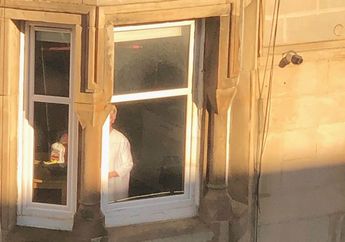 Seorang Wanita Khawatir saat Melihat Ada Sosok Wanita Berdiri di Jendela Apartemen dalam Waktu yang Lama, Ternyata Fakta di Baliknya Sungguh Lucu