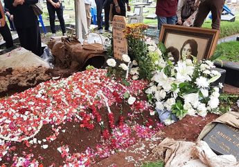 Dimakamkan Satu Liang Lahad, Foto Masa Muda Chrisye dan Yanti Noor Menghiasi Nisannya