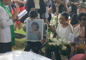 Tak Bisa Terima Kematian Sang Cucu, Ibunda Karen Pooroe Histeris Saat Peti Dimasukkan ke Liang Lahat, 'Cucuku Diambil Cara Begini!'