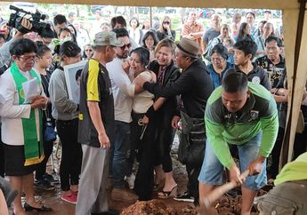 Sambil Menangis, Karen Pooroe Ucapkan Kalimat Terakhir Saat Peti Jenazah Anaknya Masuk ke Liang Lahat