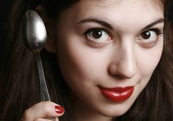 Cuma Pakai Sendok Makan, Kantung Mata Bisa Hilang Hanya Dalam Tiga Hari