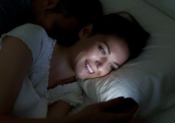 Bukan Makanan, Main Handphone Sebelum Tidur Justru Jadi Pemicu Kanker yang Ditakuti Para Wanita