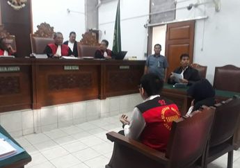 Aulia Kesuma Menangis di Persidangan Setelah Bakar Hidup-Hidup Suaminya, Keluarga Korban Berteriak Tak Terima Hingga Pukul Tersangka: Air Mata Buaya!