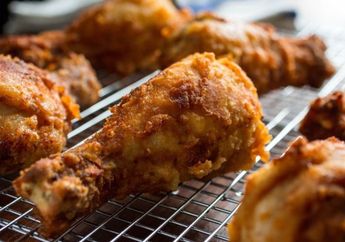 Menjijikan Banget! Belatung Hidup Ditemukan Dalam Ayam Goreng, Respon Pemilik Rumah Makan Jadi Sorotan!