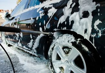 Jangan Sembarangan, Ternyata Begini Cara yang Benar Membersihkan Mobil yang Cat-nya Hitam, Simak Ladies!