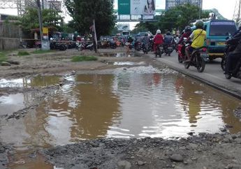 Penjual Pinggir Jalan Cuci Wajan di Genangan Air Viral, Netizen Malah Beri Komentar Kocak dan Kaitkan dengan Virus Corona