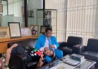 Makin Mesra, Nikita Mirzani Tidur di Pangkuan Hotman Paris sambil Berandai-andai apabila Mereka Lahir di Masayang Sama: Udah punya 10 Anak Kayaknya
